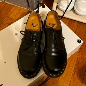 Size 10 womens Dr. Martens 3 eye shoes